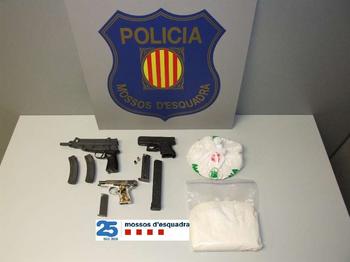 Armas y drogas decomisadas por los Mossos d'Esquadra a los narcotraficantes que protagonizaron un tiroteo en Gav&agrave; Mar el 8 de Enero de 2009